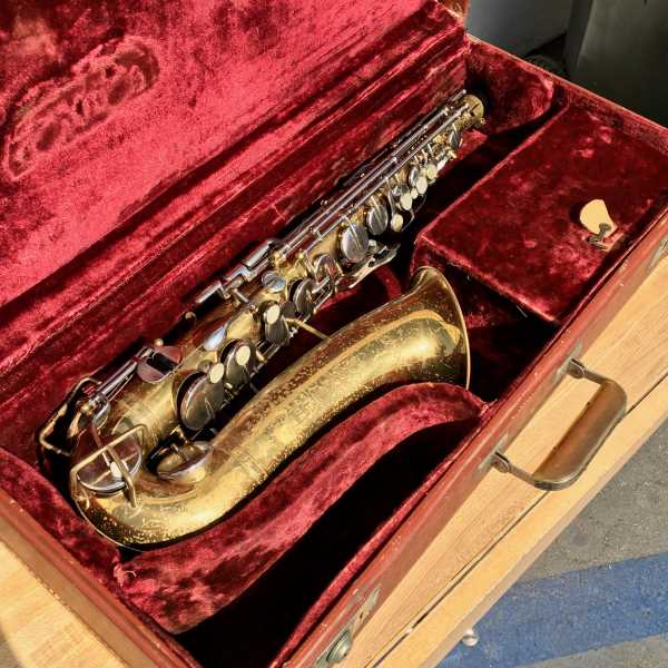 Buescher Aristocrat alto sax in plush case